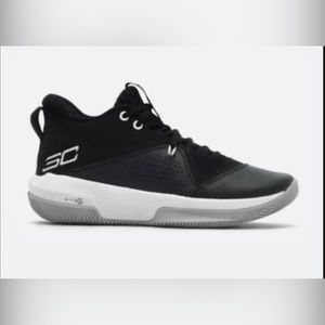 Steph Curry | Under Armour
Basketball shoes size 6.5 men’s